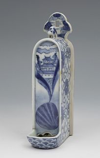 Bird feeder. China, XIX century. 
Enameled porcelain.