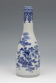Bottle of wine or beer. China s. XIX. 
Enameled porcelain.