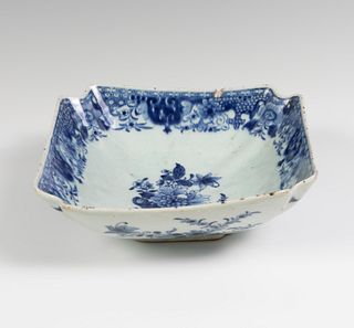 Kangxi style bowl. China, XIX century. 
Glazed porcelain.