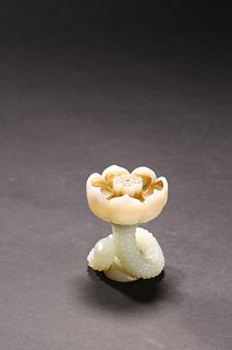 Qing Dynasty: White jade and lotus leaf incense Holder