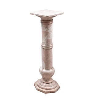 Pedestal. SXX. Diseño a manera de columna. Talla en mármol color beige. Con capitel cuadrangular. 90 cm de altura.