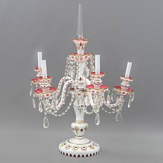 Lámpara de mesa. Checoslovaquia, SXX. Elaborada en cristal overlay color blanco con magenta. 80 cm de altura.