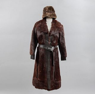Abrigo y sombrero. Inglaterra, Ca. 1965. Elaborados en piel bovina color marrón y algodón. Tallas medianas (aproximadamente).