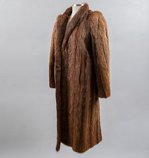 Abrigo. Ca. 1965. Elaborado en piel de mink color marrón. Talla mediana (aproximadamente).