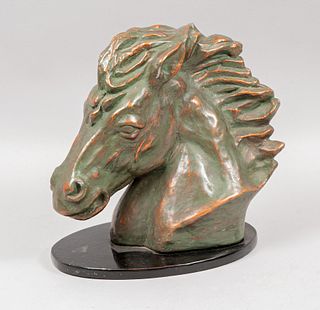 ANÓNIMO. Busto de caballo. Sin firma. Escayola modelada con pátina verde tipo bronce. 30 cm de altura.