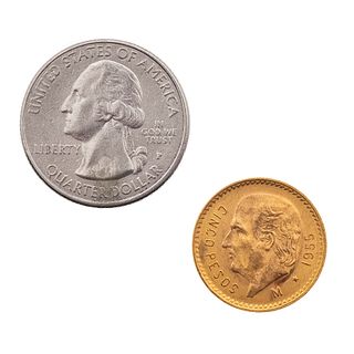 Monedas de cinco pesos oro amarillo de 21k. Peso: 4.2 g. Moneda de Quarter Dollar en cuproniquel. Peso: 5.7 g.