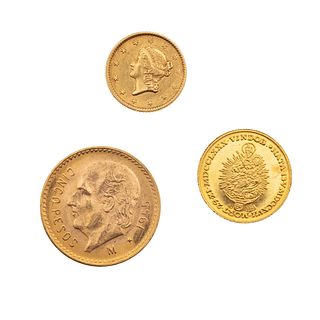 Tres monedas en oro amarillo de 21k. Hidalgo de 5 pesos, Maria Theresia y de 1 Dollar. Peso: 7.7 g