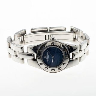 Reloj Baume & Mercier modelo Línea. Movimiento de cuarzo. Caja circular en acero de 23 mm. Carátula color azul. Pulso acero....