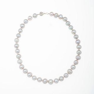 Collar de perlas cultivadas color gris de 12 mm y broche metal base. Peso: 89.9 g.