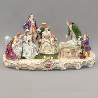 Mozart ante la emperatriz María Teresa de Austria. Alemania, SXX. Elaborado en porcelana Meissen.