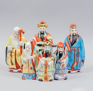 6 Deidades orientales. China, años 70. Elaborados en porcelana policromada, 3 con marcados inferiores. 20 cm altura mayor