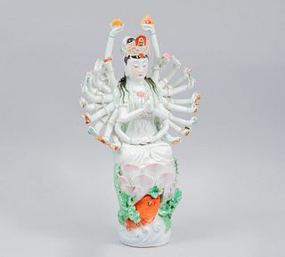 Avalokitesvara. China, años 70. Elaborada en porcelana policromada acabado brillante. 41 cm altura