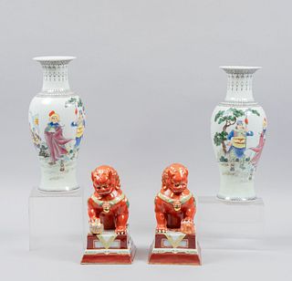 Par de leones Fo y un par de jarrones. China, años 70. Elaborados en porcelana acabado brillante. Piezas: 4
