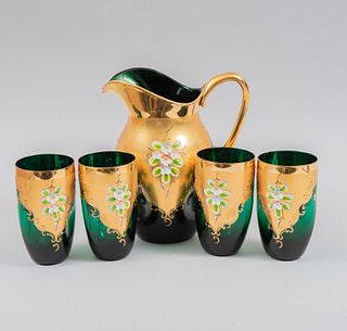 Juego de jarra y vasos para agua. Italia, SXX. Elaborado en cristal de murano verde con detalles en esmalte dorado. Piezas: 5