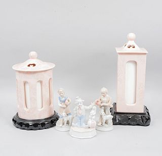 Lote mixto. SXX. Elaborados en porcelana. Consta de: 2 lámparas de mesa y 3 figuras decorativas. Piezas: 5