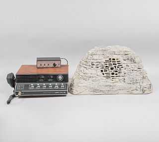 Radio de banda civil marca Cobra y bocina de jardín diseño de piedra. SXX Elaborados en metal y material sintético.