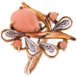RING WITH CORALS AND DIAMONDS IN 12K YELLOW GOLD Cabochon cut pink corals, 8x8 cut diamonds ~0.04 ct. Size: 7 ½ | ANILLO CON CORALES Y DIAMANTES EN OR