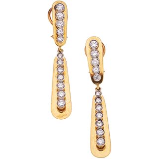 PAIR OF EARRINGS WITH DIAMONDS IN WHITE AND YELLOW 18K AND 10K GOLD Brilliant cut diamonds ~1.40 ct. Weight: 10.8 g | PAR DE ARETES CON DIAMANTES EN O