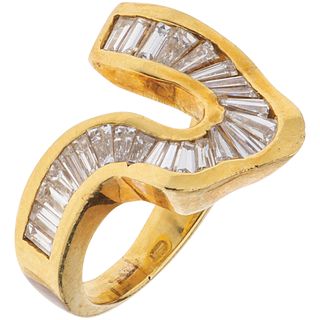 RING WITH DIAMONDS IN 18K YELLOW GOLD Trapezoid baguette cut diamonds ~1.0 ct. Weight: 8.4 g. Size: 6 | ANILLO CON DIAMANTES EN ORO AMARILLO DE 18K co