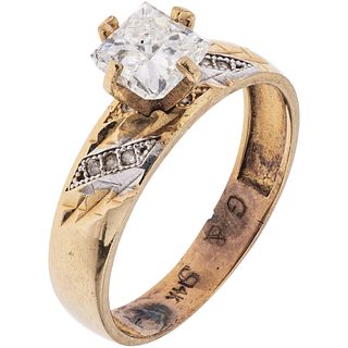 RING WITH DIAMOND IN 10K YELLOW GOLD 1 Princess cut diamond ~0.65 ct Clarity: I1-I2. Weight: 2.3 g. Size: 7 | ANILLO CON DIAMANTE EN ORO AMARILLO DE 1