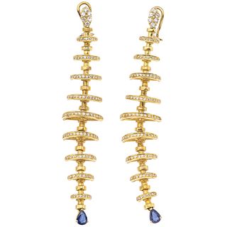 PAIR OF EARRINGS WITH DIAMONDS AND SIMULANTS IN 16K YELLOW GOLD Two blue simulants, Brilliant cut diamonds ~2.80 ct | PAR DE ARETES CON DIAMANTES Y SI