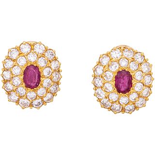 PAIR OF EARRINGS WITH SIMULANTS AND DIAMONDS IN 18K AND 14K YELLOW GOLD Brilliant cut diamonds ~3.0 ct. Weight: 8.9 g | PAR DE ARETES CON SIMULANTES Y