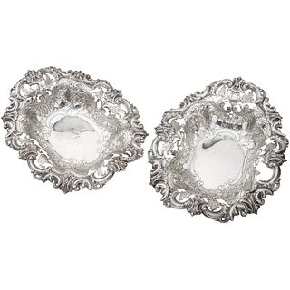 PAIR OF CENTERPIECES, 20TH CENTURY, Black, Starr & Frost Sterling Silver, Weight: total: 679 g | PAR DE CENTROS SIGLO XX Plata sterling marcados Black