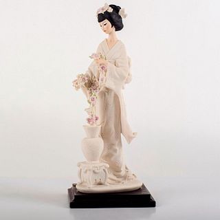 Giuseppe Armani Figurine, Oriental Lady with Vase 0404S