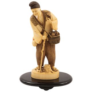 MUSHROOM COLLECTOR, JAPAN, EARLY 20TH CENTURY, Ivory carving, sgraffito and inked Signed 13.3" (34 cm) tall | RECOLECTOR DE HONGOS JAPÓN, PRINCIPIOS D