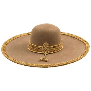 CHINACO HAT  MEXICO, 19TH CENTURY Beaver colored fine felt hat, adorned with a beautiful cord and gold chevron trim | SOMBRERO CHINACO  MÉXICO, SIGLO 