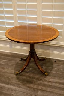 Round Sheraton revival breakfast table mahogany w/banded edge pedestal