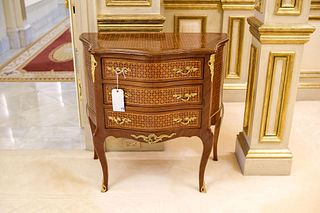 Srpentine front French style chest w/3Drawers