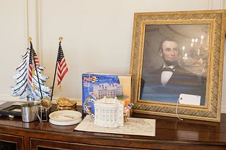 Assorted lot to include - Qty. (1) Limited edition Fitz & Floyd tea pot in the shape of white house