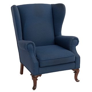 Sillón bergere. SXX. Estructura en madera. Con respaldo cerrado y asiento acojinado en tapicería color azul y soportes semicurvos.