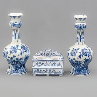 Guarnición. Países Bajos, SXX. Elaborados en porcelana Royal Bonn Delft. Consta de: 2 floreros laterales y tintero. Piezas: 3