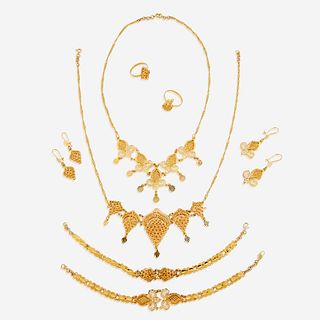 A collection of eight pieces of eighteen karat gold jewelry