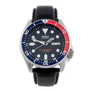 SEIKO - a gentleman's SKX007J diver's wrist watch. Stainless steel case with calibrated bezel. Refer