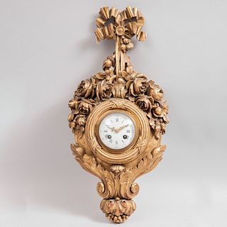 Reloj de pared. SXX. Origen europeo. Elaborado en madera dorada. Carátula circular e índices romanos. Mecanismo de cuerda.
