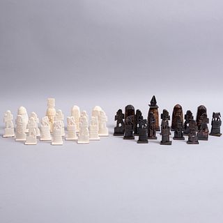 Trebejos de ajedrez. Egipto, siglo XX. Tallas en hueso, algunos entintados. Detalles de conservación. 10 cm de altura (mayor, rey). Piezas: 32 