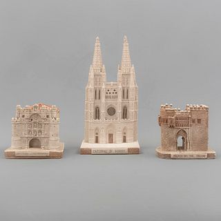 Lote de monumentos de España a escala. SXX. Elaborados en resina moldeada. Consta de: arco de Santa María de Burgos, otros. Pz: 3