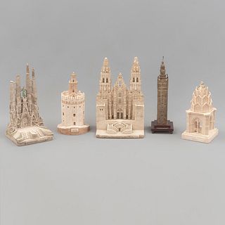 Lote de monumentos de España a escala. SXX. Elaborados en resina moldeada. Consta de: Monasterio de Guadalupe, otros. Pz: 5