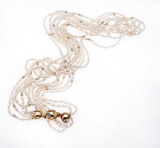 Collar de cinco hilos de perlas de río y broche con diamantes en oro amarillo de 14k. Peso: 105.6 g.