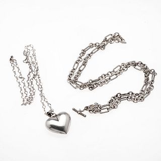 Dos collares y pendientes en plata .925. Diseño de corazón. Peso: 99.6 g.