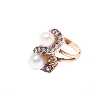 Anillo con perlas y diamantes en oro amarillo de 12k. 2 perlas cultivadas color crema y gris de 6 mm. 16 diamantes corte 8 x 8.<...