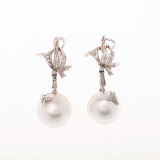 Par de aretes vintage con medias perlas y diamantes en plata paladio. 2 medias perlas cultivadas color gris de 16 mm. 24 diamantes 8x8