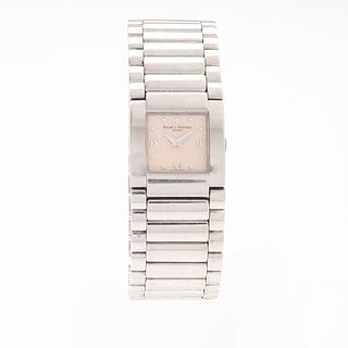 Reloj Baume & Mercier. Movimiento de cuarzo. Caja cuadrada en acero de 20 x 20 mm. Carátula color crema. Pulso acero.