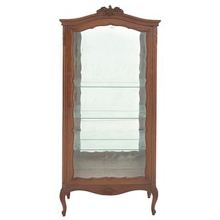 Vitrina. SXX. Estilo Luis XV. Elaborada en madera. Con puerta, espacio para entrepaños y laterales de vidrio biselado.