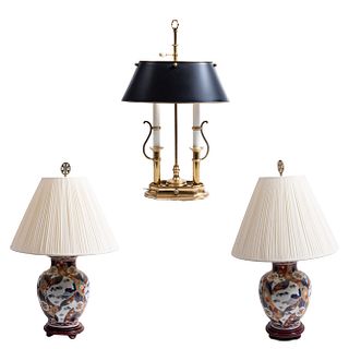 Lote de 3 lámparas de mesa. Siglo XX. Elaboradas en porcelana y latón dorado. Con pantalla de tela. Decorado con elementos florales.
