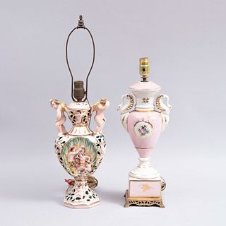 Lámparas de mesa. Italia, Siglo XX. Elaboradas en porcelana. 1 Capodimonte. Para 1 luz cada una. 52 cm altura mayor