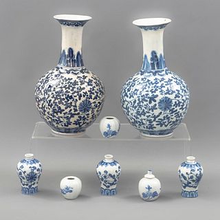 Lote de artículos decorativos China, SXX Elaborados en porcelana tipo pinyin. Decorados con motivos orgánicos y florales.